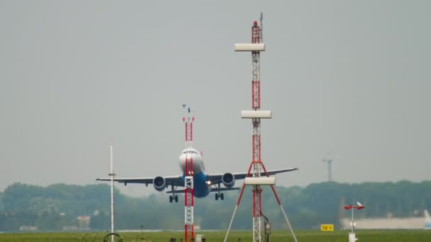 Austrian Airlines Airbus A320 wylatujący z Amsterdamu — Wideo stockowe