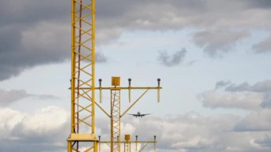 Uçak son hızla yaklaşıyor. Pist kenarından görüntüle