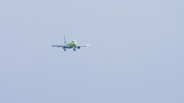 Региональный самолет приближается перед посадкой в Казани — стоковое видео