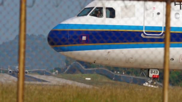 Airbus A321 wacht op vertrek vanaf luchthaven Phuket — Stockvideo