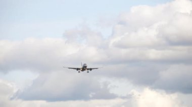 Jet uçağı yaklaşıyor.