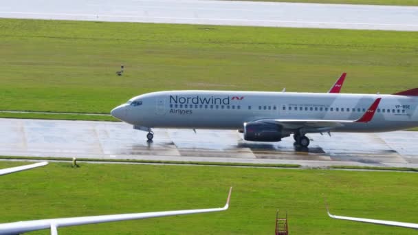 Boeing 737 avion de ligne au sol pour le départ — Video