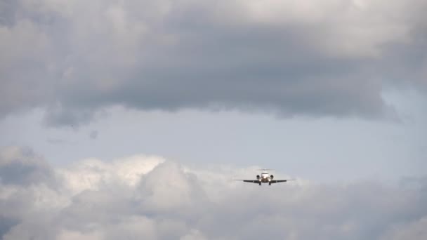 Regionalflugzeug im Endanflug. — Stockvideo