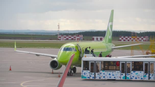 Arrival of regional jet to Kazan, Russia. — Stock Video