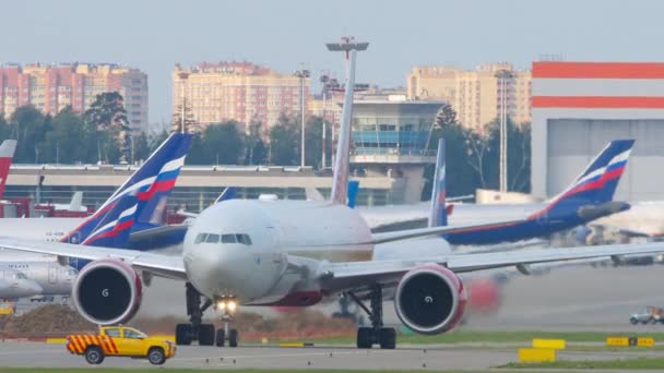 Boeing 777 de Rossiya Airlines circulant sur la piste pour décoller — Video