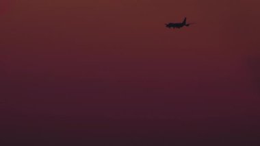 Gün batımında son uçak yaklaşıyor.