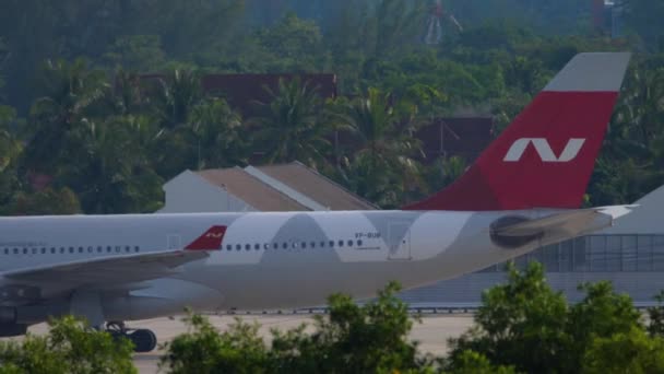 Airbus A330 sendo empurrado para trás pelo reboque para a partida — Vídeo de Stock