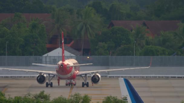 Avião Airbus 320 sendo rebocado antes da partida — Vídeo de Stock