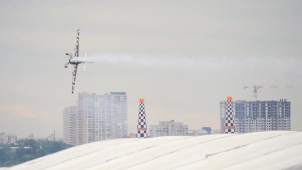 Avião de corrida apresentando-se na Red Bull Air Race — Vídeo de Stock