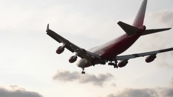 Aerolíneas Rossiya Boeing 747 aterrizaje de aviones — Vídeo de stock