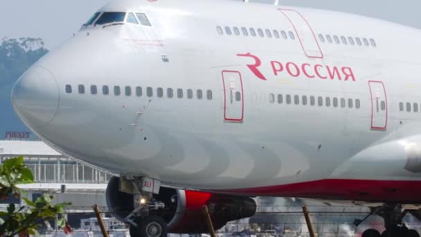 Rossiya Airlines Boeing 747 kołowania samolotu po wylądowaniu — Wideo stockowe