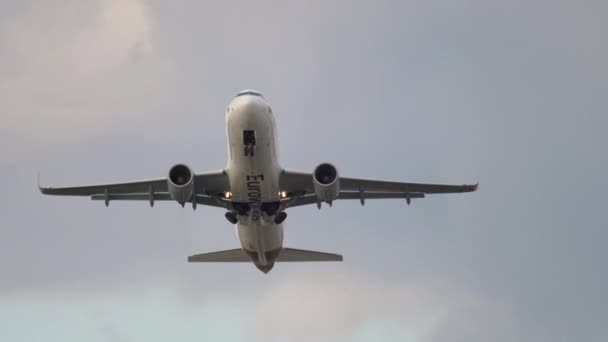 Letoun odlétající z Düsseldorfu — Stock video