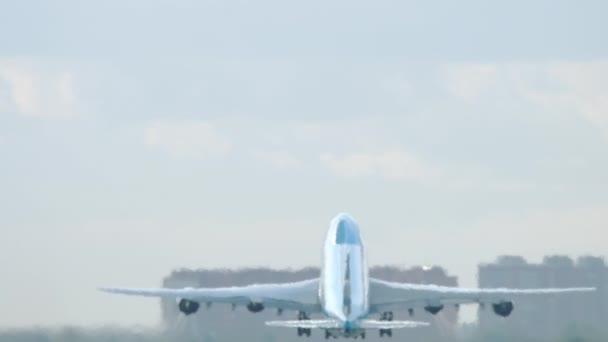 Korean Air Cargo Boeing 747 flygfraktfartyg lyfter — Stockvideo