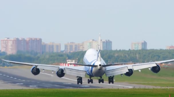 AirBridge Cargo Boeing 747 airfreight landing — Stock video