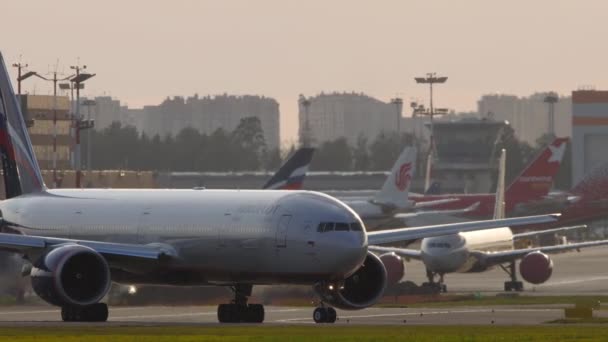 Aeroflot - Russian Airlines Boeing 777 samolot kołowania do pasa startowego do odlotu — Wideo stockowe