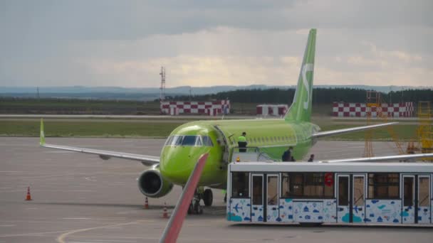 Ankomst av regionalt jetplan till Kazan, Ryssland. — Stockvideo