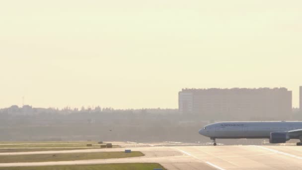 Aeroflot - Russian Airlines Boeing 777 taxiing to terminal after landing — Stock Video