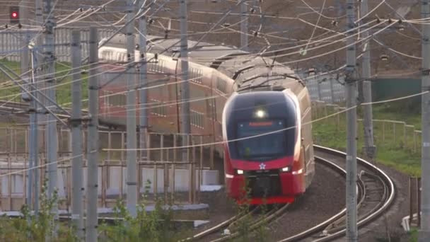 Aeroexpress elektriskt tåg anländer till Sheremetyevo flygplats — Stockvideo