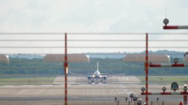 Jet uçağı Düsseldorf 'a iniyor.
