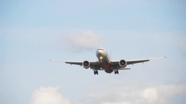 Boeing 777 uçağı iniyor.