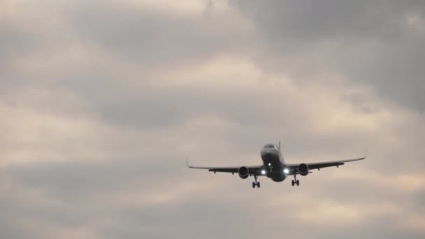 Flygplan på slutlig inflygning. Utsikt från startbanans kant — Stockvideo