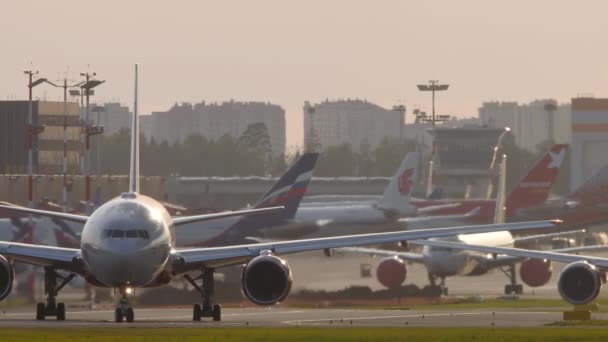 Boeing 777 de Rossiya Airlines circulant vers la piste pour le départ — Video