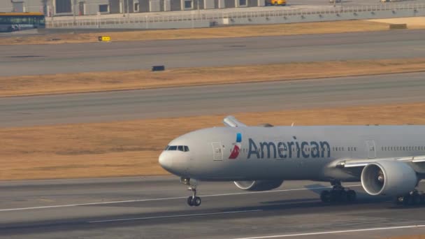American Airlines Boeing 777 vertrek uit Hong Kong — Stockvideo