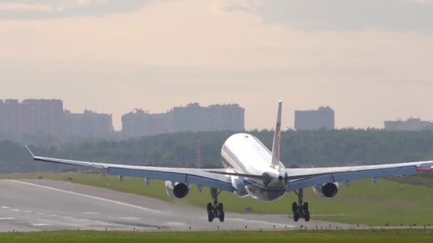Посадка самолета Airbus A330 в Москве — стоковое видео