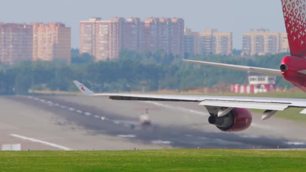 출발하기 전에 흡입하는 보잉 747 항공기 — 비디오
