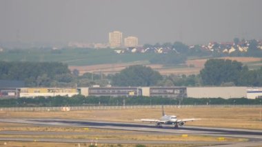 Uçak indikten sonra fren yapıyor.