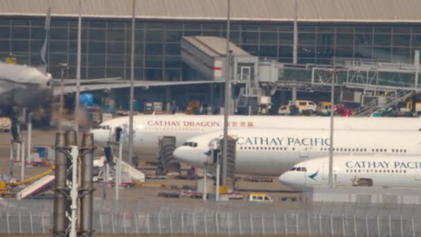 Cathay uçakları Hong Kong uluslararası havaalanından kalkmaya hazırlanıyor. — Stok video