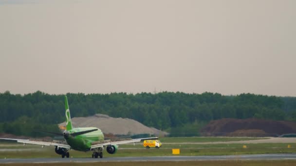 S7 Embraer 170 aterrizó — Vídeo de stock