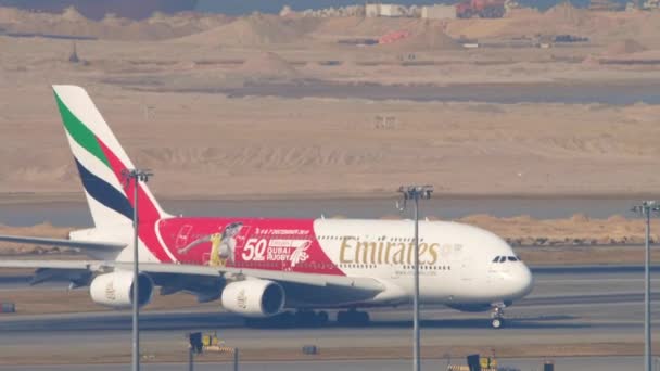 Airbus A380 rodaje después de aterrizar en el aeropuerto internacional de Hong Kong — Vídeo de stock