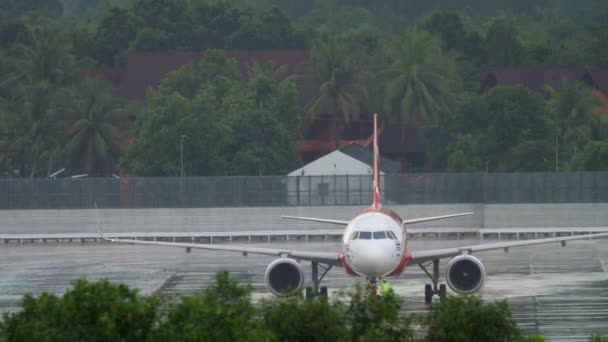 AirAsia Airbus A320 перед вылетом — стоковое видео