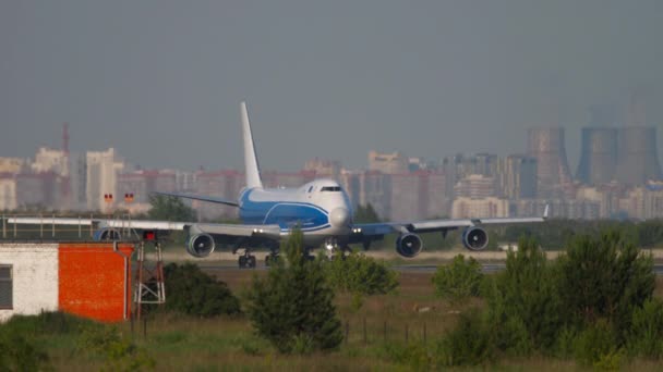 Αεροσκάφος Cargolux Boeing 747 αρχίζει τη διαδρομή για απογείωση — Αρχείο Βίντεο