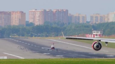 Boeing 747 uçağıyla birlikte küçük turbo pervane uçakları piste dizildi.