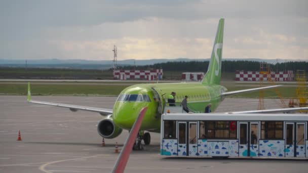 Arrival of regional jet to Kazan, Russia. — Stock Video