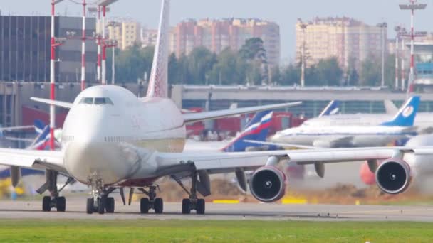 Boeing 747 avión de línea rodaje antes de la salida — Vídeos de Stock