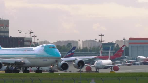 Korean Air Cargo Boeing 747 taxiing to the jected to the runway — 비디오