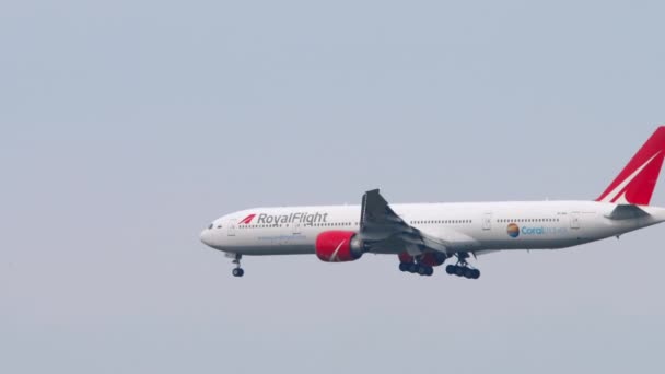 Посадка самолета Boeing 777 в Москве — стоковое видео
