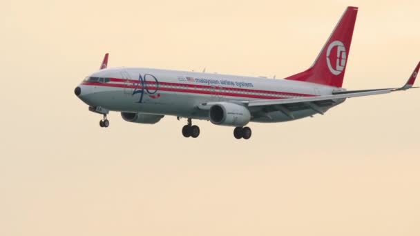 Malaysian Airline System Boeing 737 landar på Phuket — Stockvideo