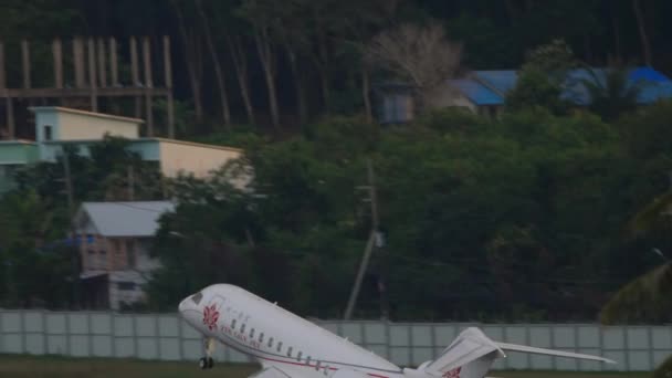 Jato privado decolando do aeroporto de Phuket — Vídeo de Stock