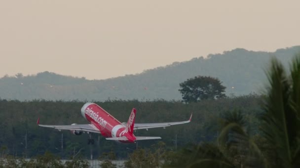 AirAsia Airbus A320 avgår från Phuket — Stockvideo