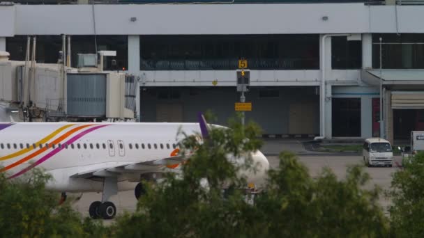 Airliner empurrado pelo caminhão rebocador antes da partida — Vídeo de Stock