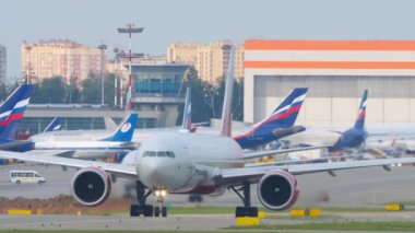 Rossiya Havayolları Boeing 777 uçağı kalkış için piste iniyor.
