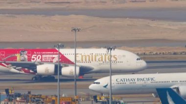 Airbus A380, Hong Kong 'a indikten sonra havalimanına iniyor.