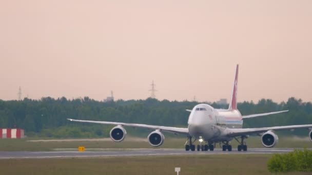 Αεροσκάφος Cargolux Boeing 747 επιταχύνει πριν από την απογείωση — Αρχείο Βίντεο