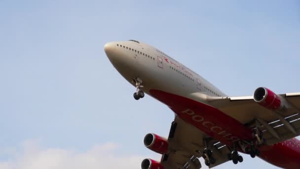 Rossiya Airlines Boeing 747 op definitieve nadering vóór de landing — Stockvideo