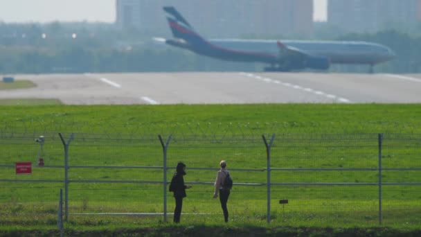 AvGeeks a guardare gli aerei sul campo d'aviazione — Video Stock