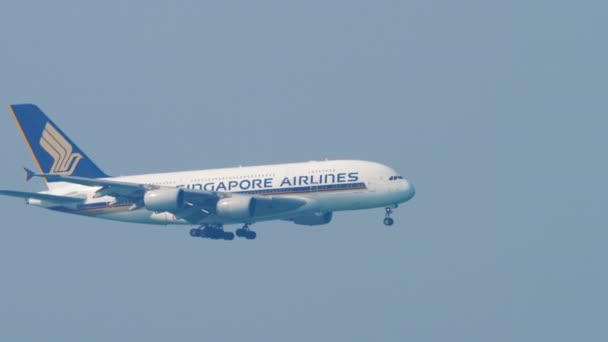 Airbus A380 nadert in Hong Kong intrenational luchthaven — Stockvideo